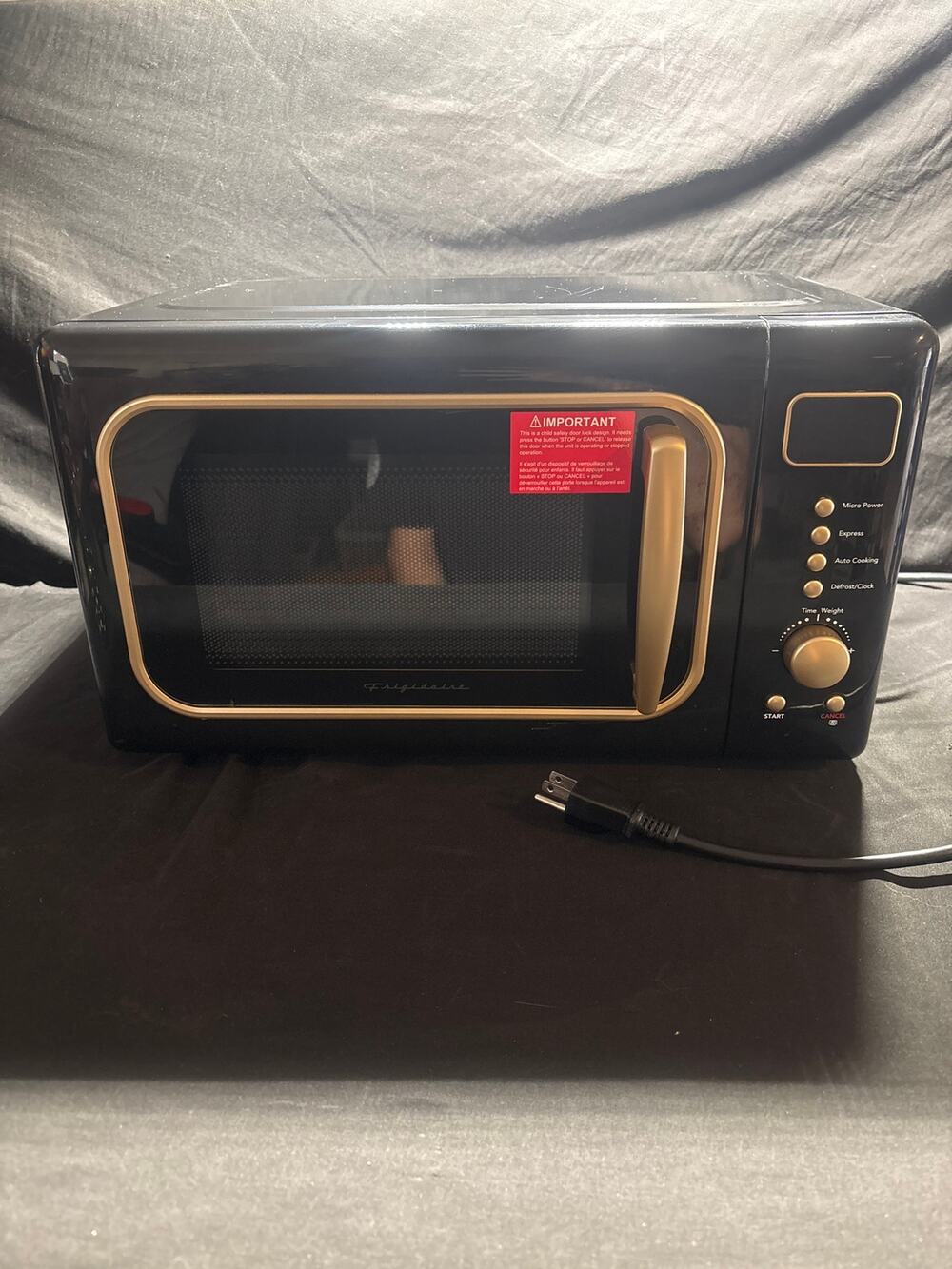 Frigidaire Microwave EMW788 Retro Black & Gold Countertop 700W 0.7 Cu Ft Compact